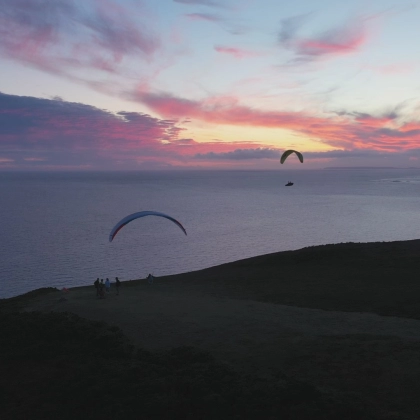 miniature - parapentes/coucher du soleil/vauville/la hague/drone